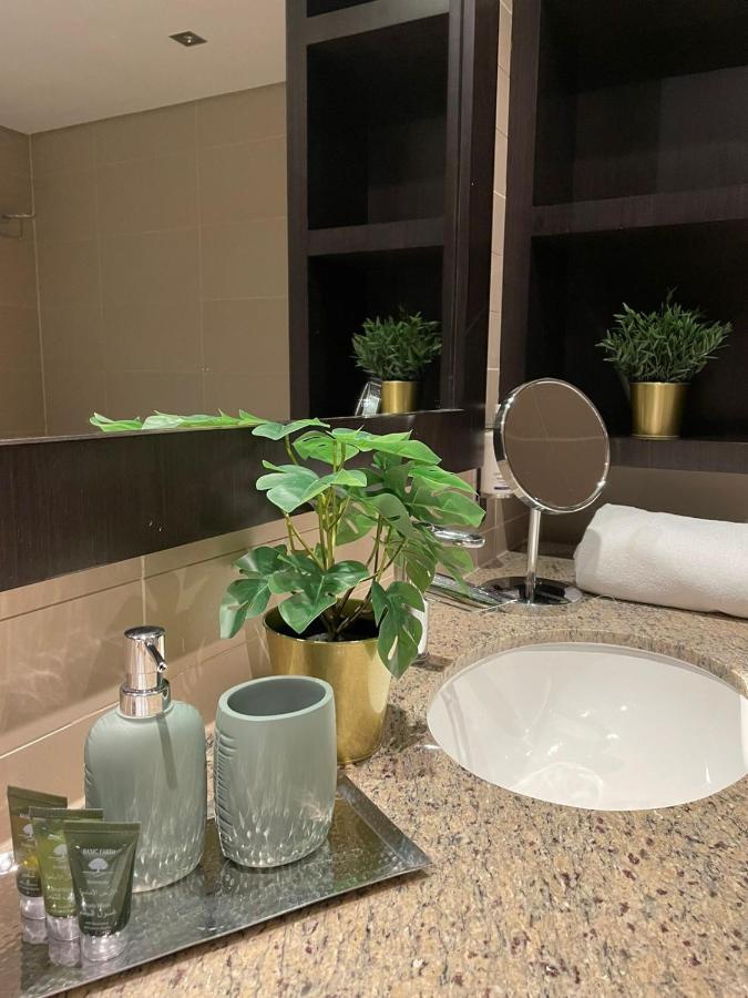 Luxurious 2 Bedroom Apartment In Anantara Hotel And Residences Дубай Екстериор снимка